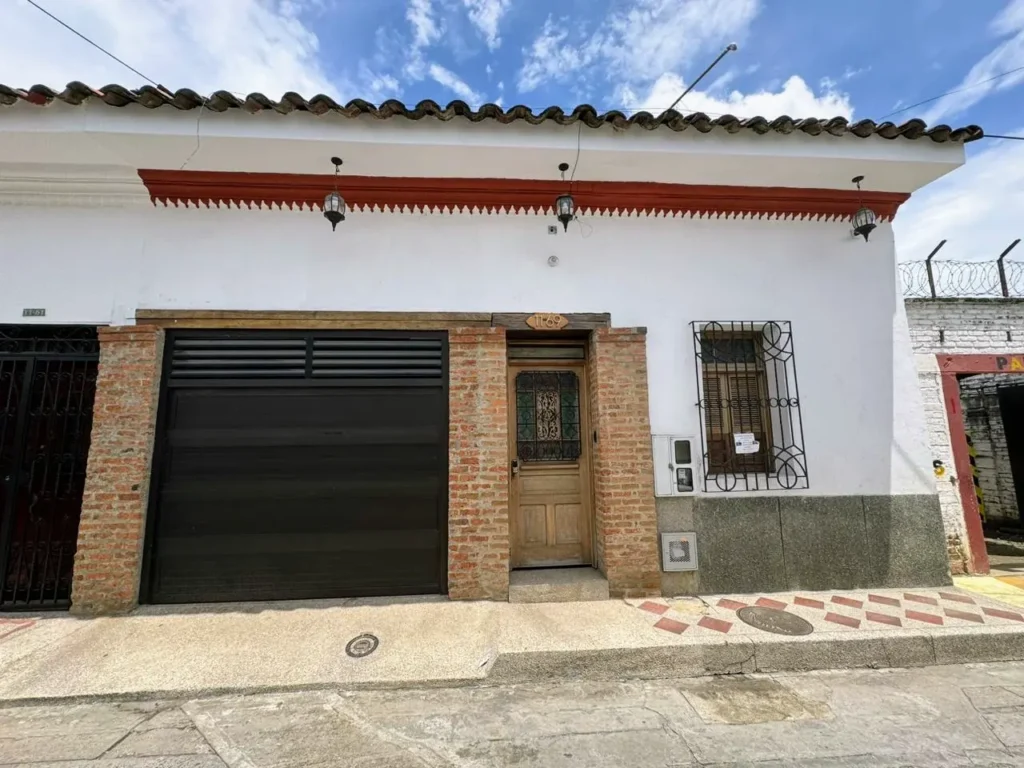 Hospedaje Semana Santa en Buga 2026: Vive la fe a un paso de la Basílica 12 fachada-hotel-casa-encanto-buga