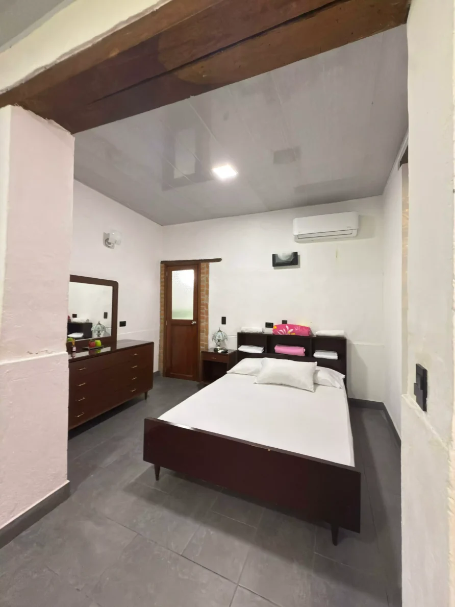 Habitación Doble VIP: Confort a solo una cuadra de la Basílica de BugaHabitación Cama Doble VIP